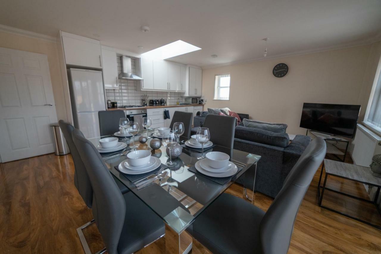 The Coach House - London Heathrow Serviced Apartments Stanwell Esterno foto