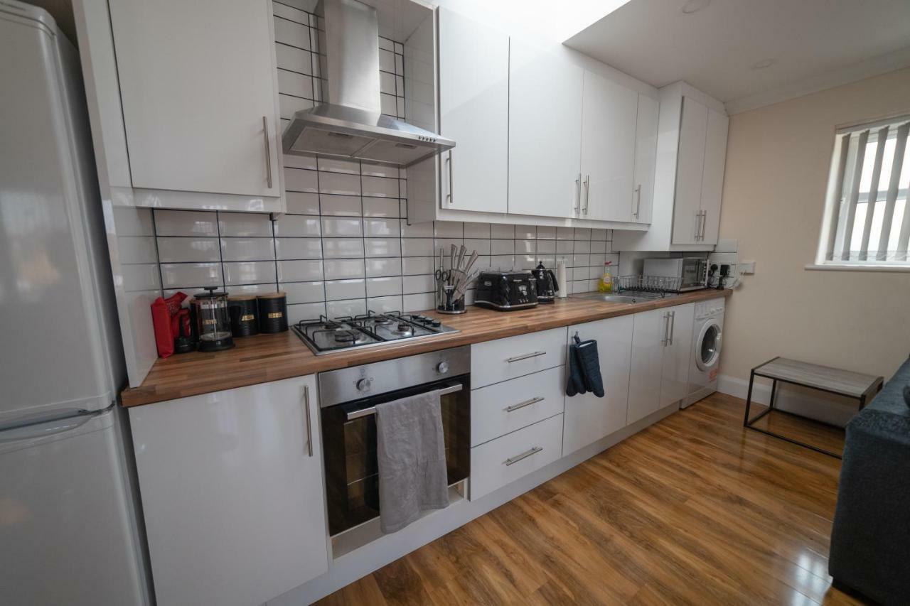 The Coach House - London Heathrow Serviced Apartments Stanwell Esterno foto