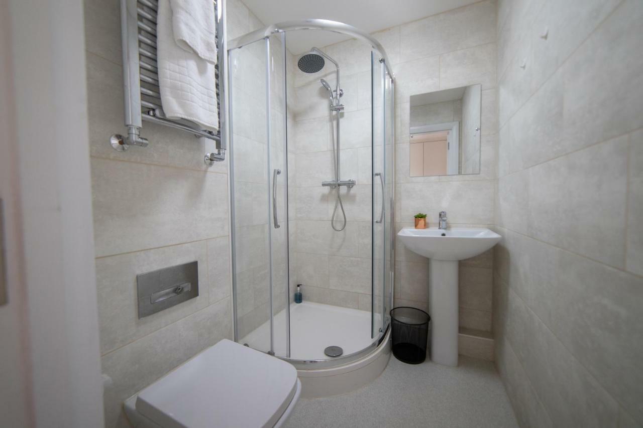 The Coach House - London Heathrow Serviced Apartments Stanwell Esterno foto
