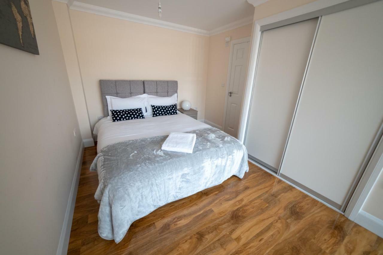 The Coach House - London Heathrow Serviced Apartments Stanwell Esterno foto