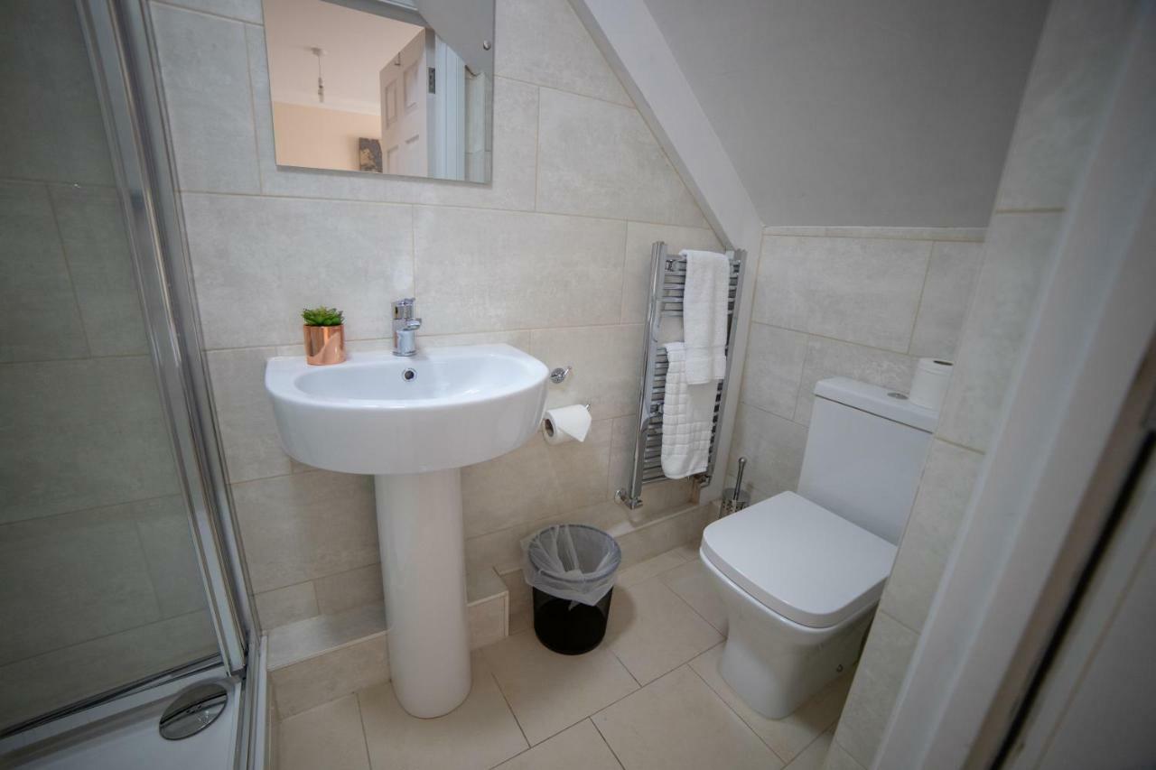The Coach House - London Heathrow Serviced Apartments Stanwell Esterno foto