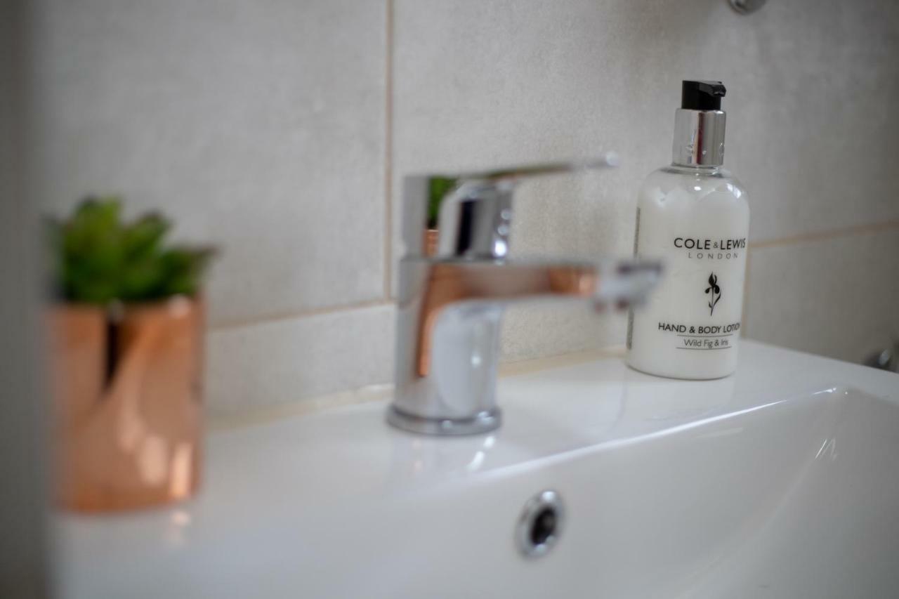 The Coach House - London Heathrow Serviced Apartments Stanwell Esterno foto
