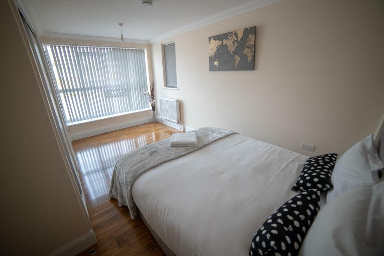The Coach House - London Heathrow Serviced Apartments Stanwell Esterno foto