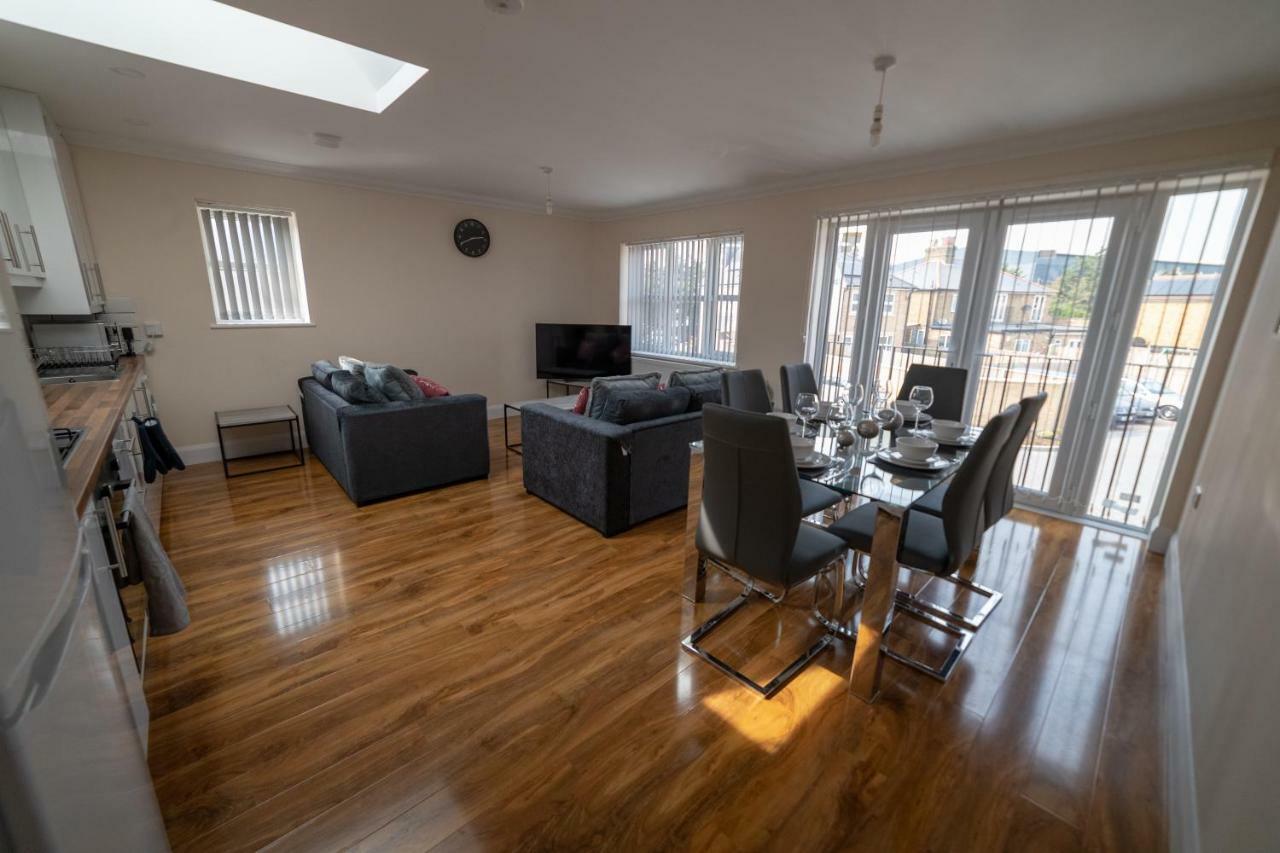 The Coach House - London Heathrow Serviced Apartments Stanwell Esterno foto