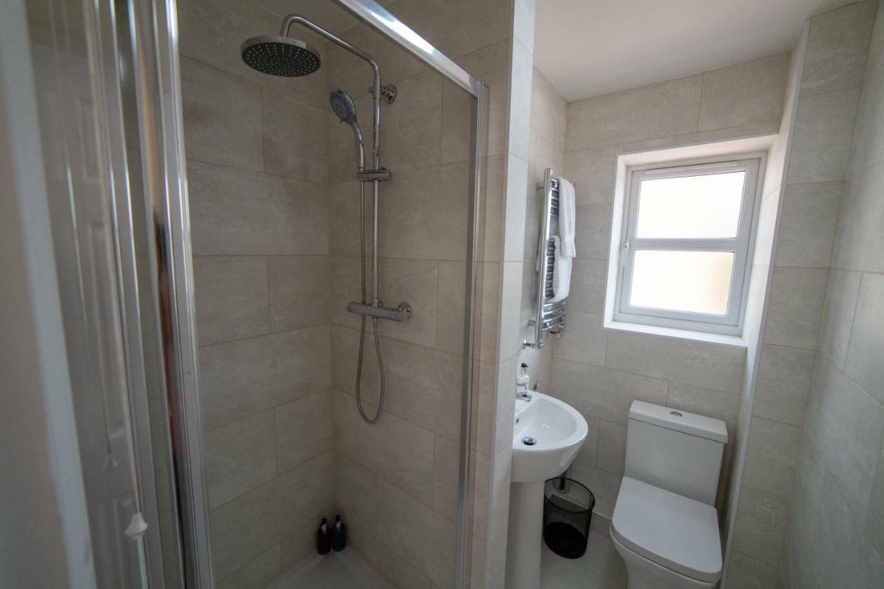 The Coach House - London Heathrow Serviced Apartments Stanwell Esterno foto