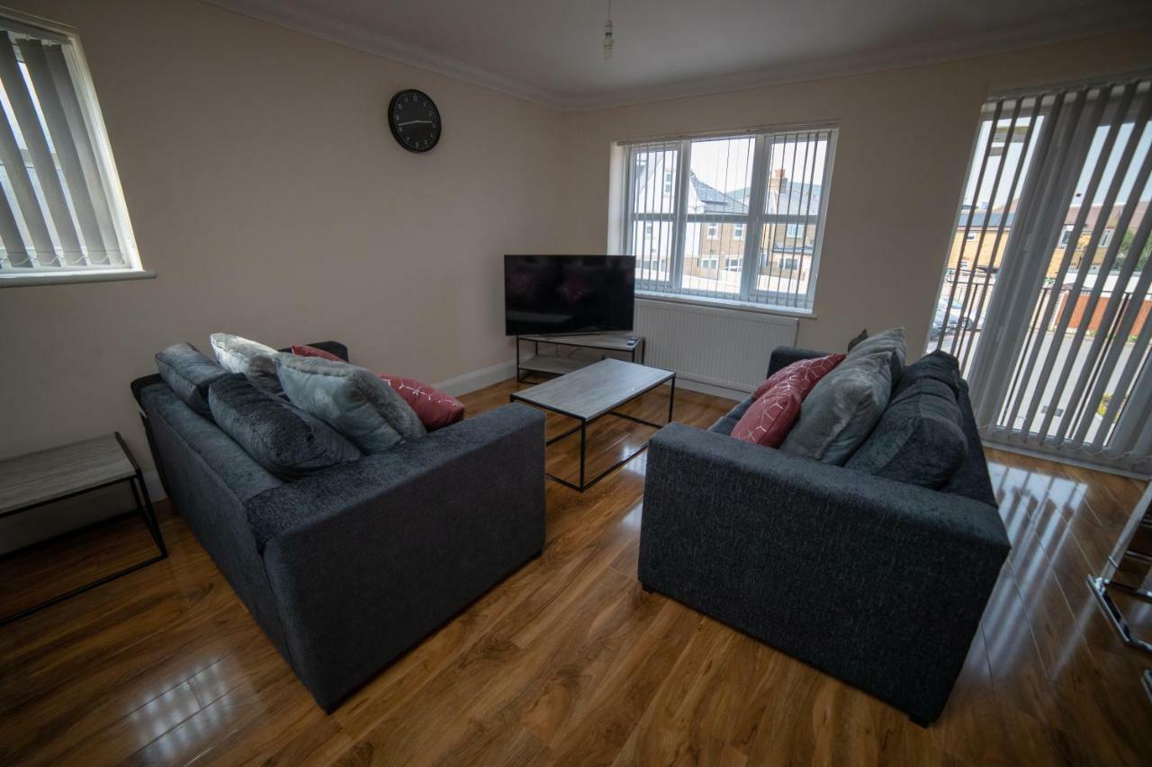 The Coach House - London Heathrow Serviced Apartments Stanwell Esterno foto