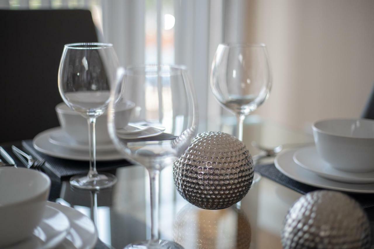The Coach House - London Heathrow Serviced Apartments Stanwell Esterno foto