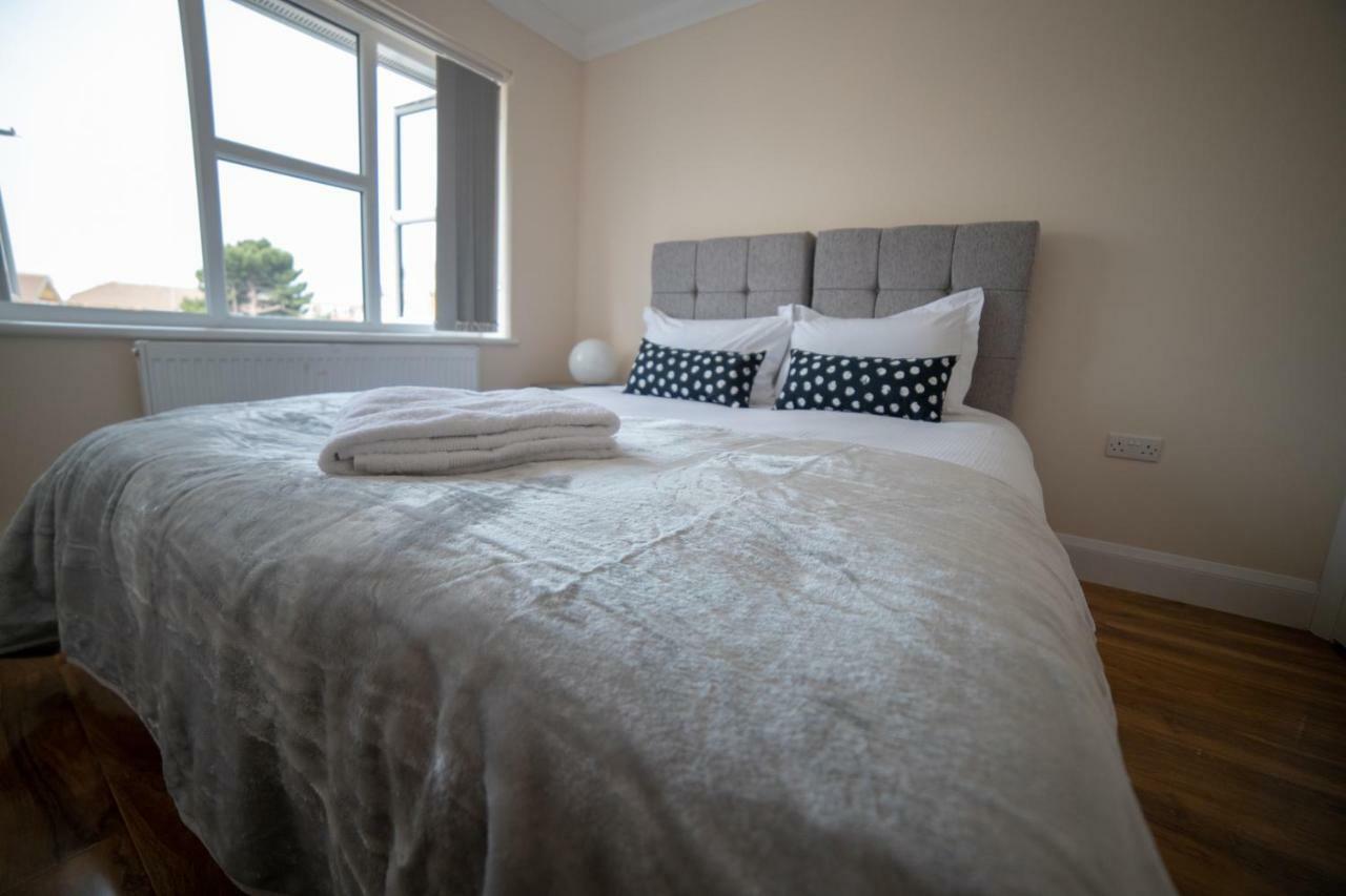 The Coach House - London Heathrow Serviced Apartments Stanwell Esterno foto